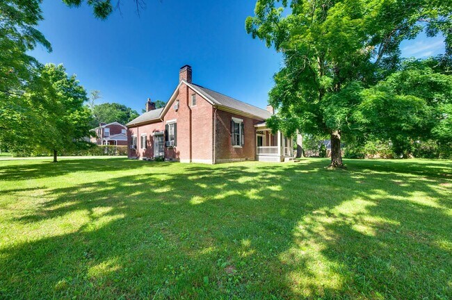 Building Photo - Charming 4BE/3BA Home in Historic Downtown...