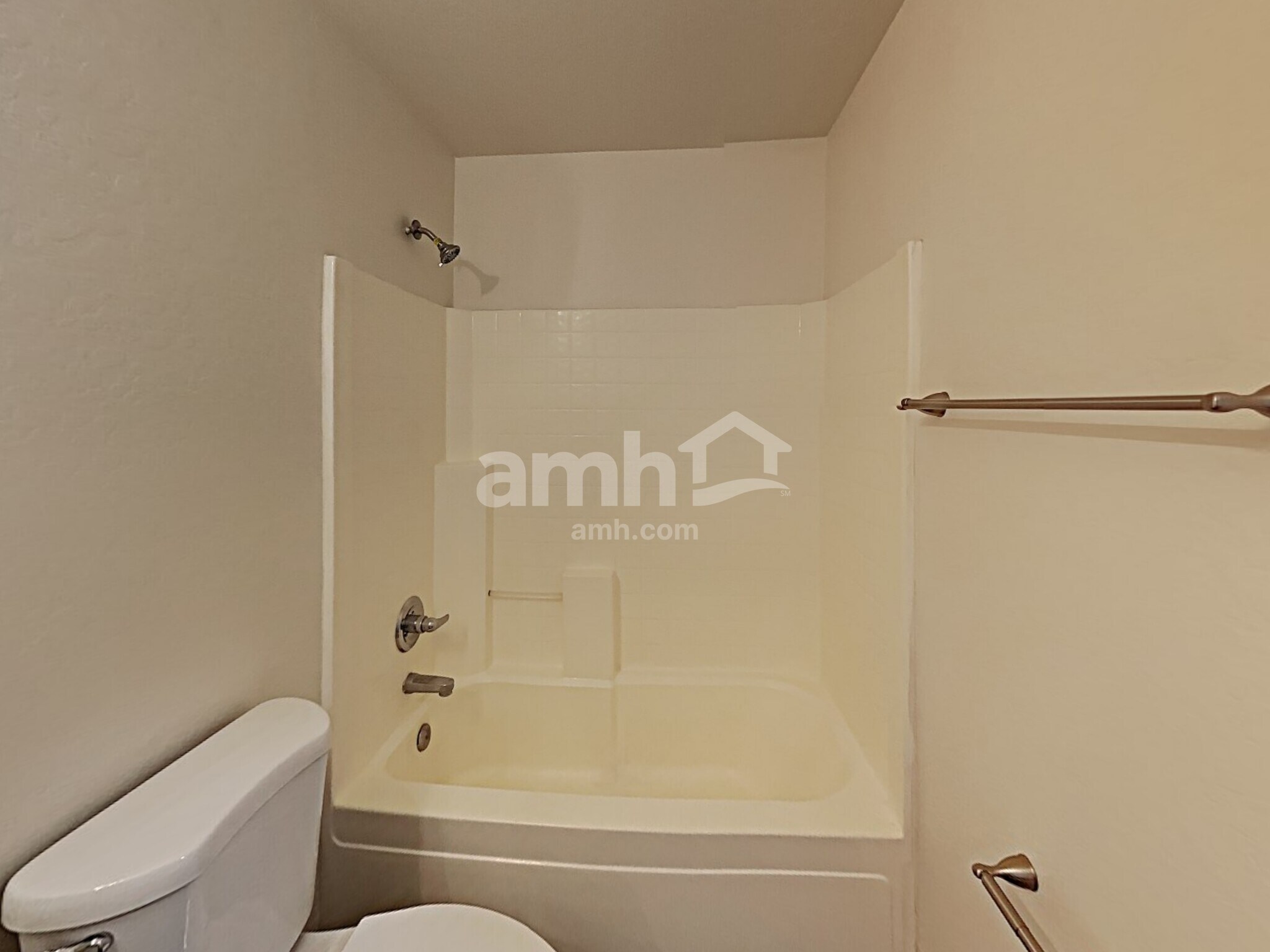 Building Photo - 2862 E Augusta Ave