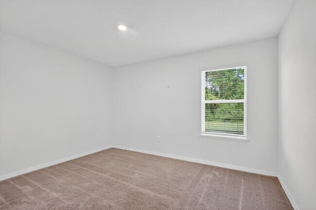 Building Photo - 657 NE Horizon Ln