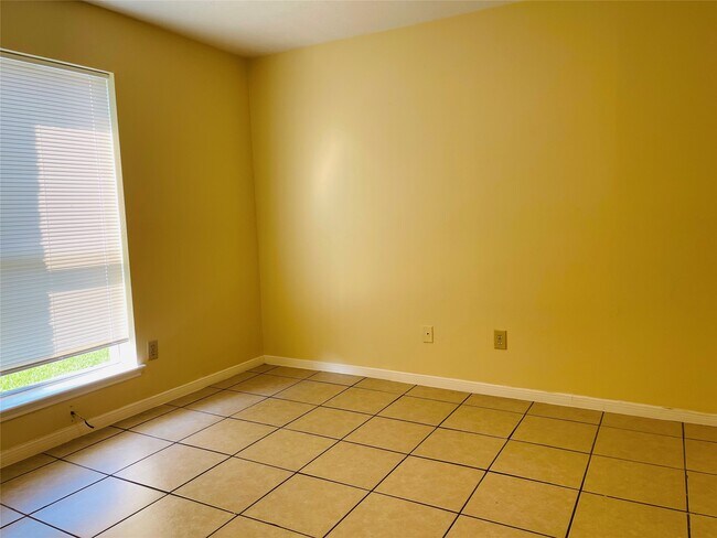 Building Photo - 210 Squires Bend