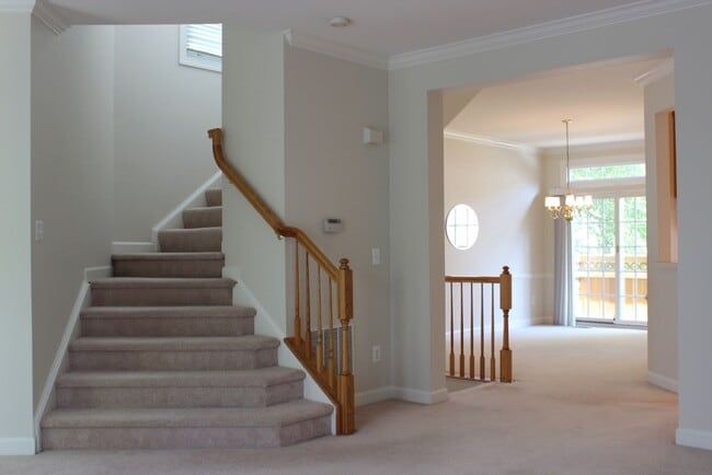 Building Photo - Lovely 3 Bedroom 2.5 Bath Townhome with De...