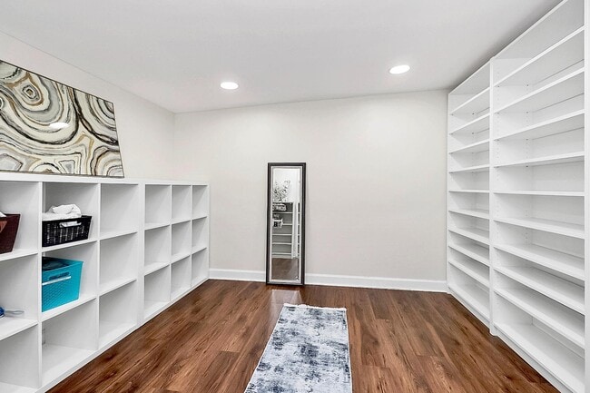 Building Photo - 2016 Brewton Dr