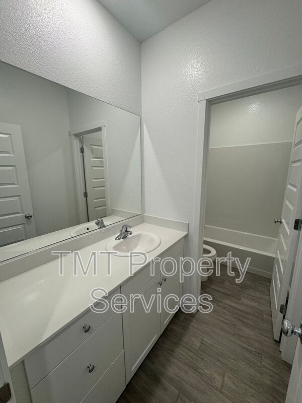 Building Photo - 867 Lk Pk Cir