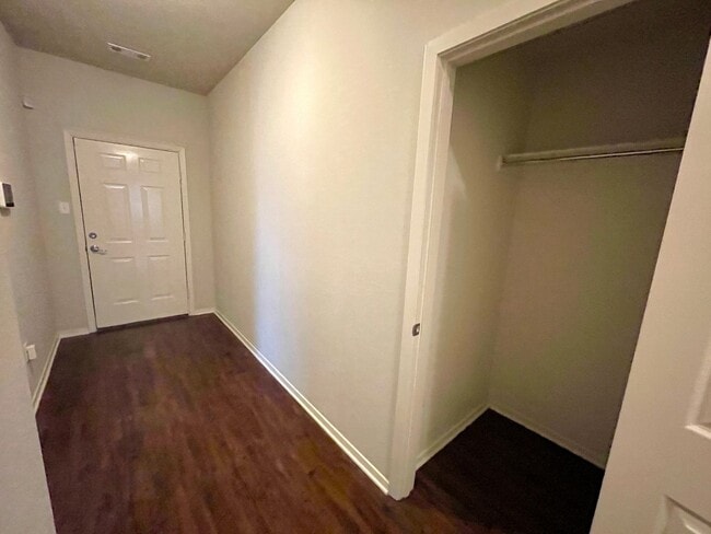 Building Photo - Three bed,  two bath in Valley View available now