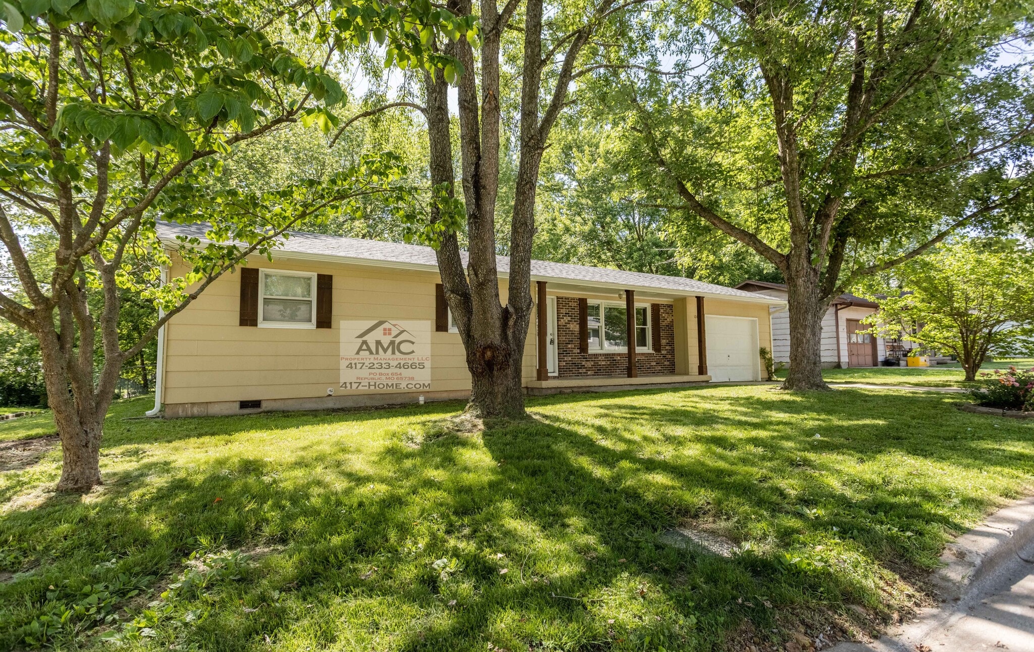 Building Photo - 1008 S Oak Ridge Dr