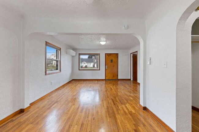 Building Photo - Charming Remodeled Duplex: Pet Friendly!