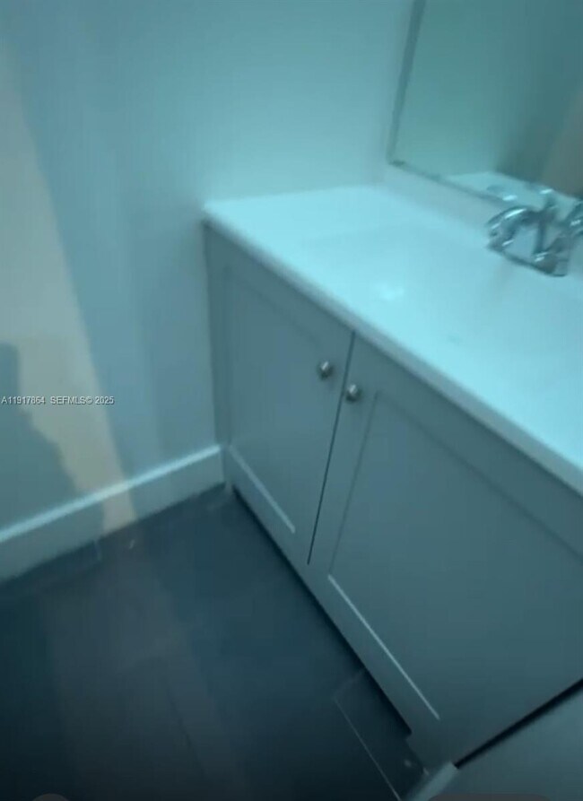 Building Photo - 3650 Inverrary Dr