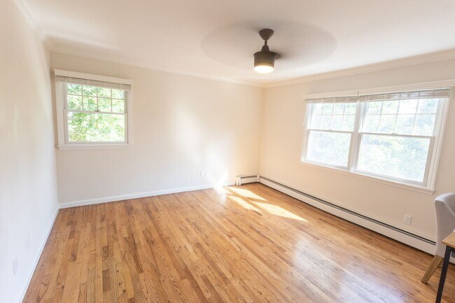 Building Photo - Spacious 4 - Bedroom, 2 Bathroom (Full Hou...