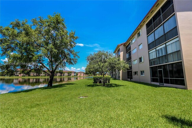 Building Photo - 850 SW 138th Ave