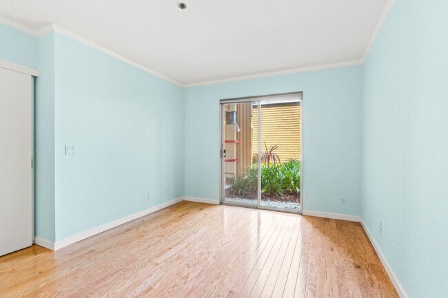 Building Photo - Alameda Waterfront Living: 2 Bed Condo wit...