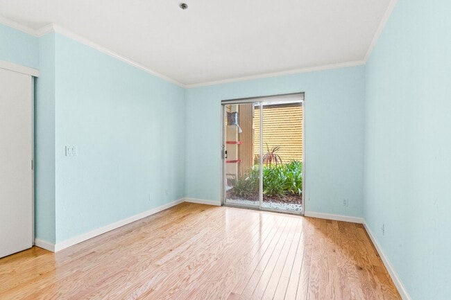 Building Photo - Beautiful 2 Bedroom Corner Unit on the Bea...