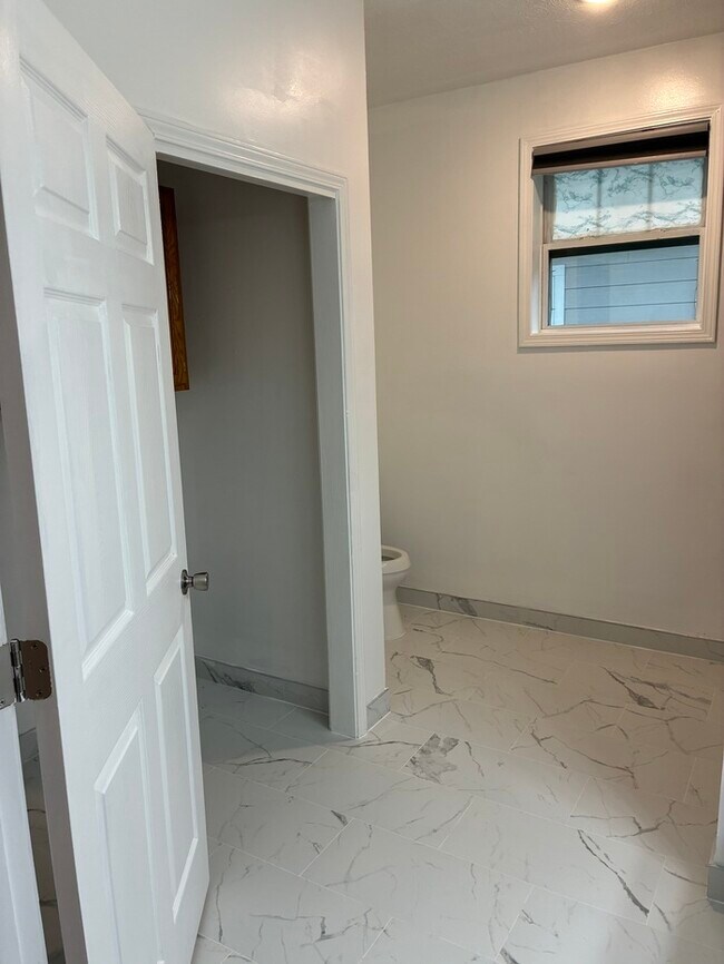 Building Photo - Newly Renovated 2/1 Duplex