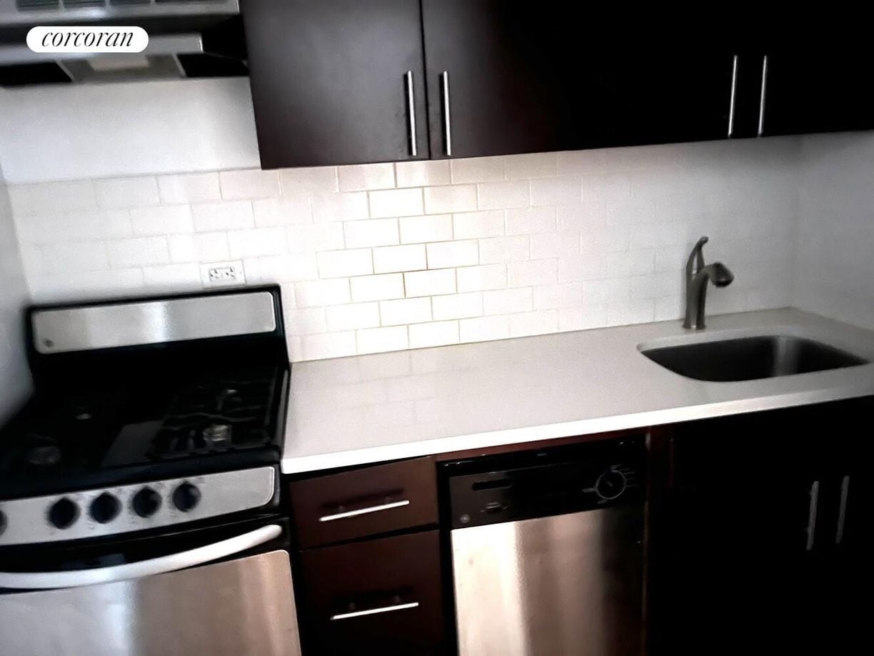 Building Photo - 200 E 28th St