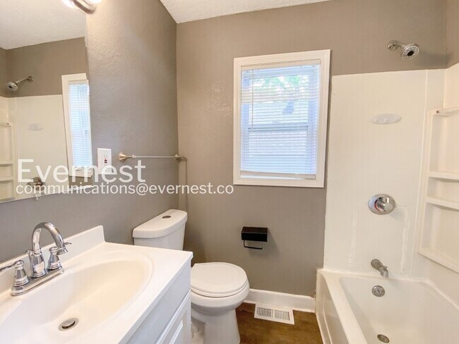 Building Photo - Cozy 2beds - 1bath Home with Off-Street Parking  / Available Now!
