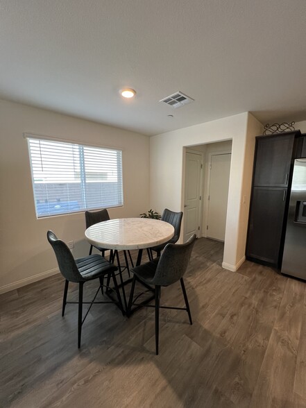 Dining area - 2658 Blizzard Blue Ct