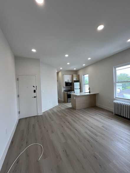 Primary Photo - 530 W Side Ave