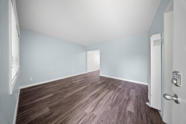 Interior Photo - 1577 Pine Avenue
