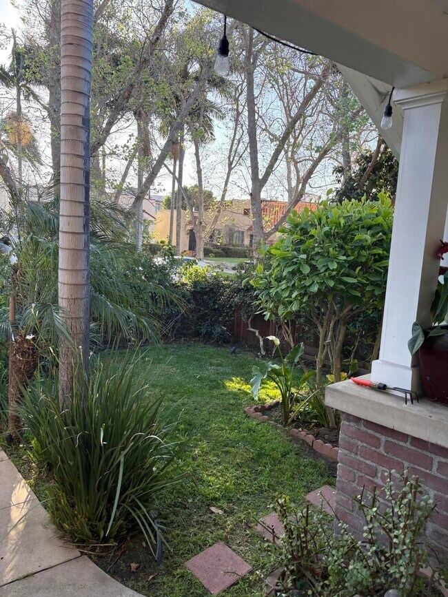 Building Photo - 839 N Orange Dr