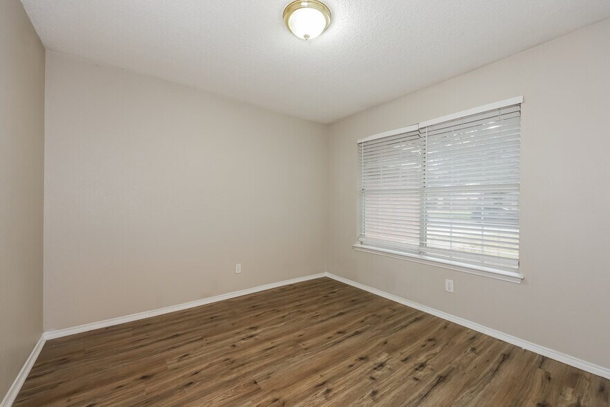 Building Photo - 704 Stonebrooke Dr