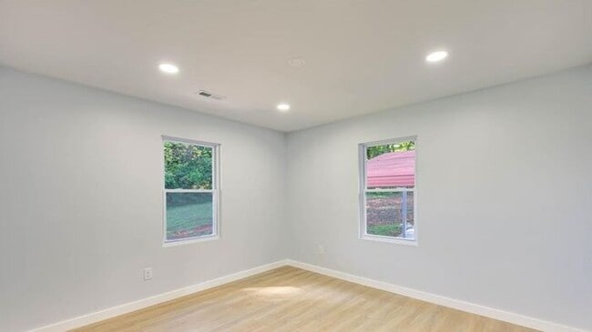 Building Photo - Stunningly Renovated 3BD/1BA Single Family...