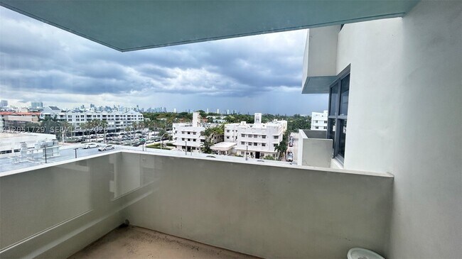 Building Photo - 2899 Collins Ave