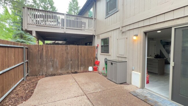 Building Photo - Updated Townhouse backed by National Forest