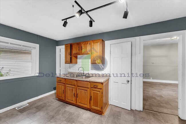 Building Photo - 636 Livingston Ave NE