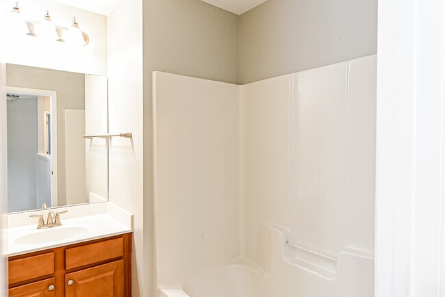 Building Photo - Inviting 4 Bedroom home with Great Location