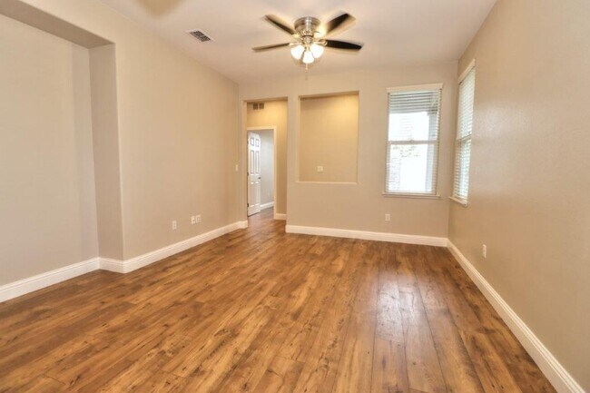 Building Photo - ADORABLE 3/2 Roseville Corner Lot Home!  PLEASE READ ENTIRE AD PRIOR TO CALLING AGENT FOR SHOWING.