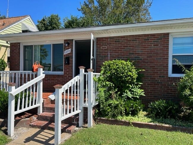 Building Photo - Renovated 3 Bedroom Near Casino & Naval Ho...