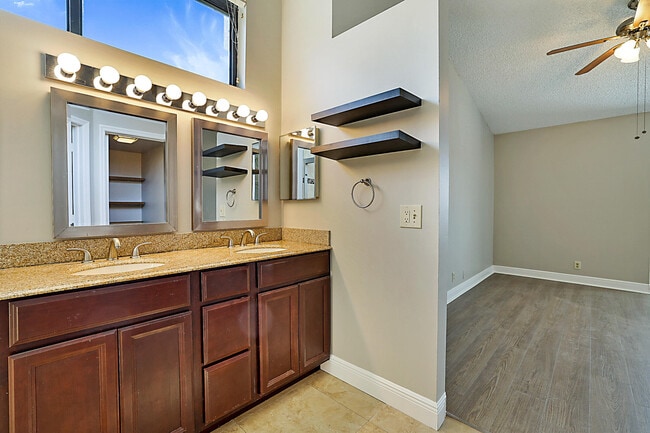 Building Photo - 605 Harbour Pointe Way