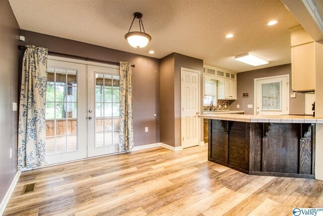 Building Photo - 328 Land Cir