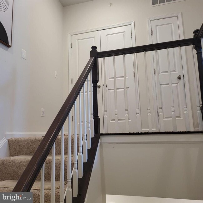 Building Photo - Welcome to your new home in the heart of Loudon County, VA!