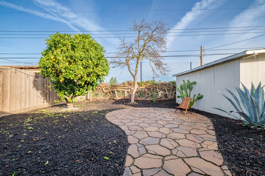 Building Photo - 5521 27th Ave