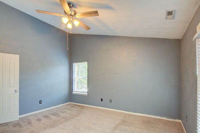 Building Photo - 4 Bedroom, 3 Bath, End Unit Townhome in Ce...