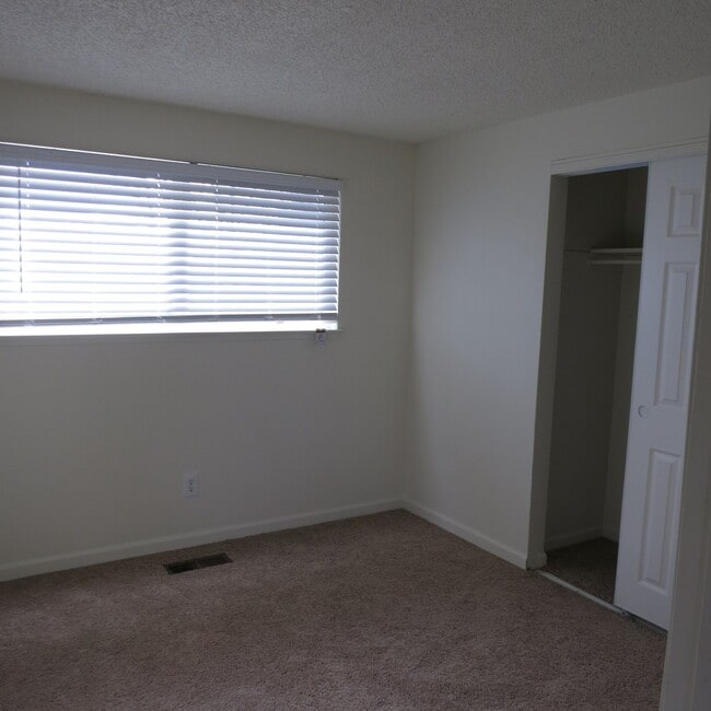 Building Photo - Cozy 4 bedroom House