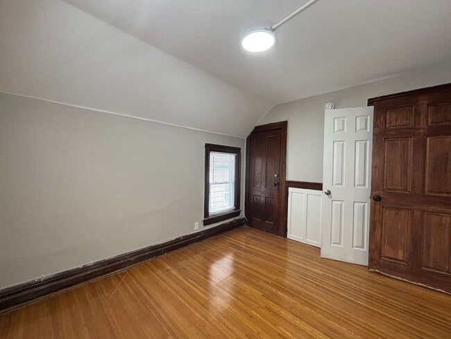 Building Photo - 4 Bedroom Park Ave House - 2 Full Baths, D...