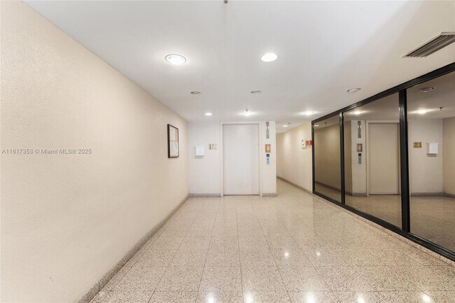 Building Photo - 1150 Collins Ave