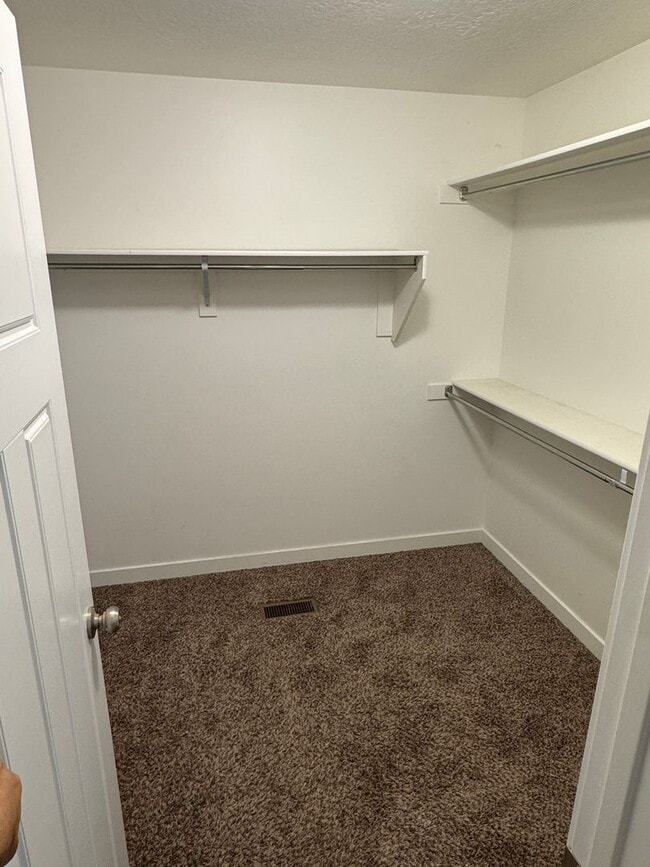 Building Photo - Beautiful 3 bedroom 2 1/2 bath townhome