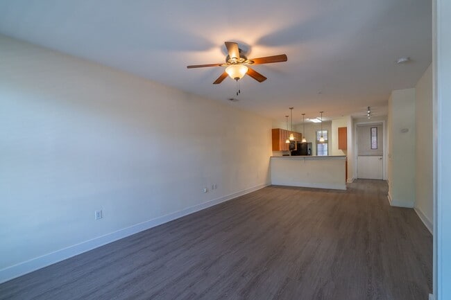 Building Photo - Wonderful 2bd/2bth uptown condo! lots of space in a beautiful building