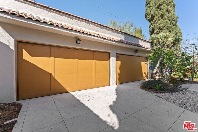 Building Photo - 125 N Orange Dr