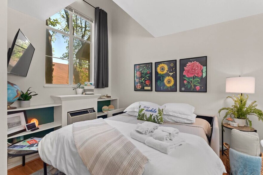 Building Photo - 243 S Gregg Ave