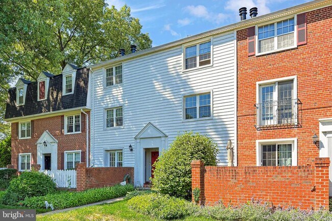 Building Photo - 2711 S Walter Reed Dr