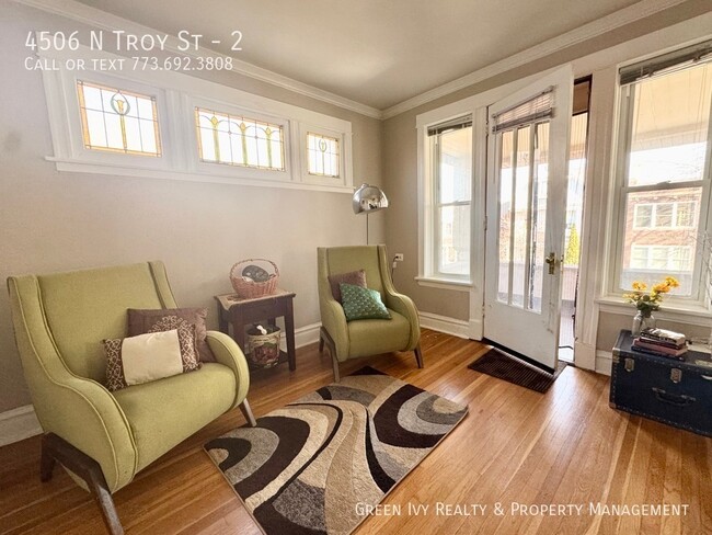 Building Photo - Sunny 2 Bed/1 Bath Steps From Kedzie Brown...