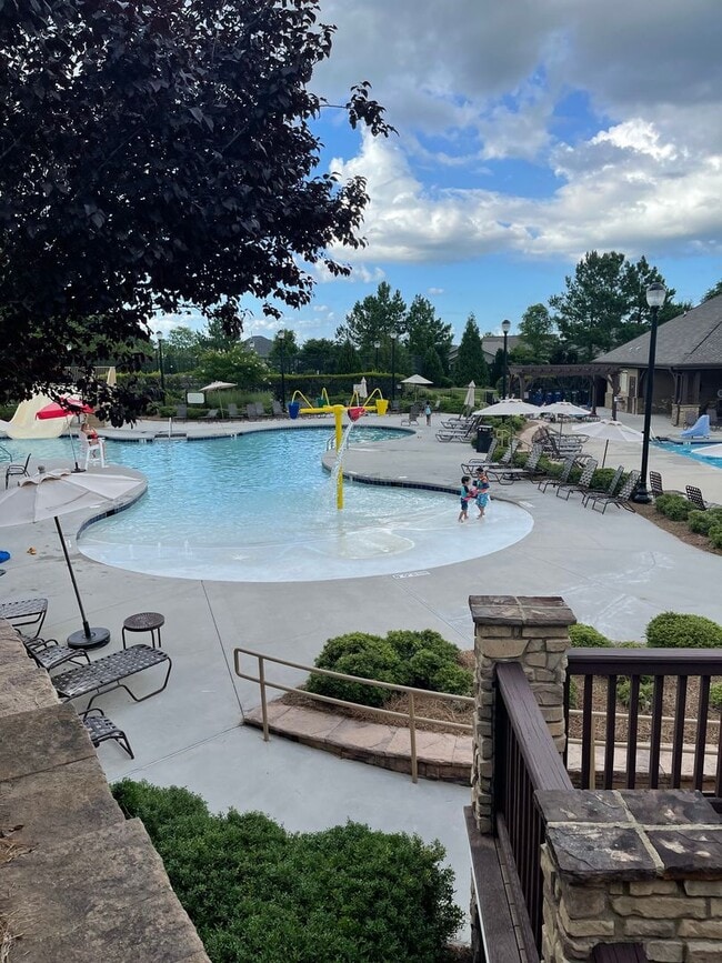 Building Photo - Spacious 3 Bed, 3.5 Bath Townhome in Desirable & Convenient Highland Creek Community!