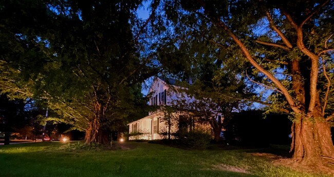 Building Photo - Stunning 3 bedroom home in Shaker Hts