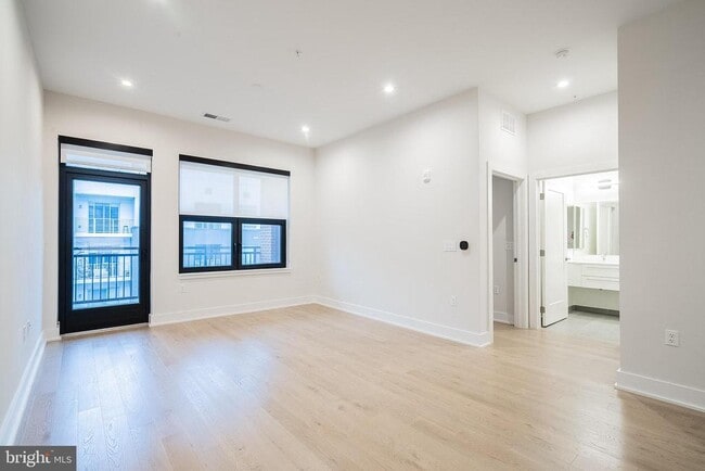 Building Photo - 701 Swann Ave