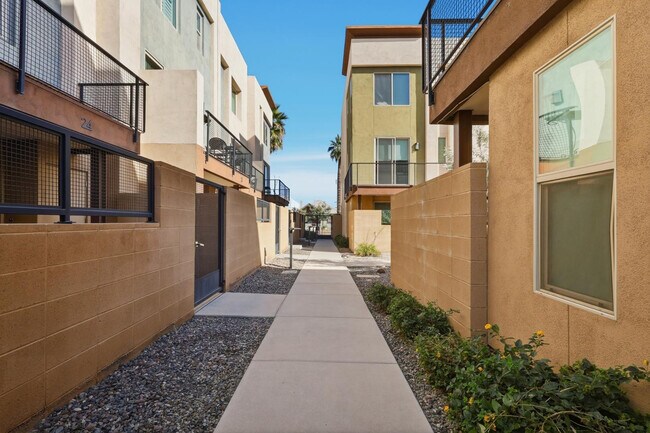 Building Photo - 820 N 8th Ave