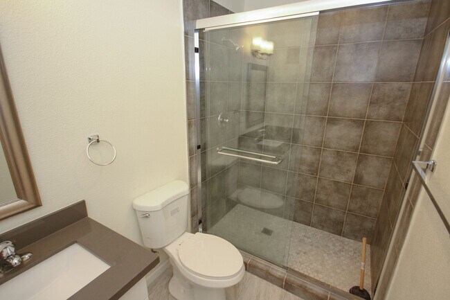 Building Photo - Ground Floor! 3BR Unit in Federal Way