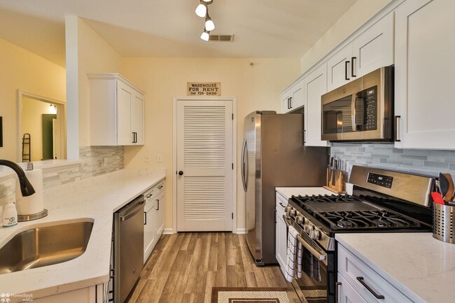 Building Photo - Bright, spacious 2-bedroom / 2-bath condo available now!